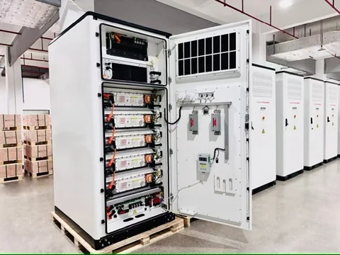 ব্যাটারি মডিউল সারি, BMS ও বাসবার দেখাতে খোলা 261 kWh লিকুইড-কুলিং ক্যাবিনেট