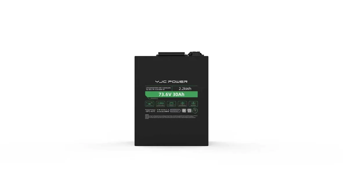 YJC 73.6 V 30 Ah লিথিয়াম স্কুটার ব্যাটারি প্যাক, কালো কেসে সবুজ লেবেল — সামনের দৃশ্য