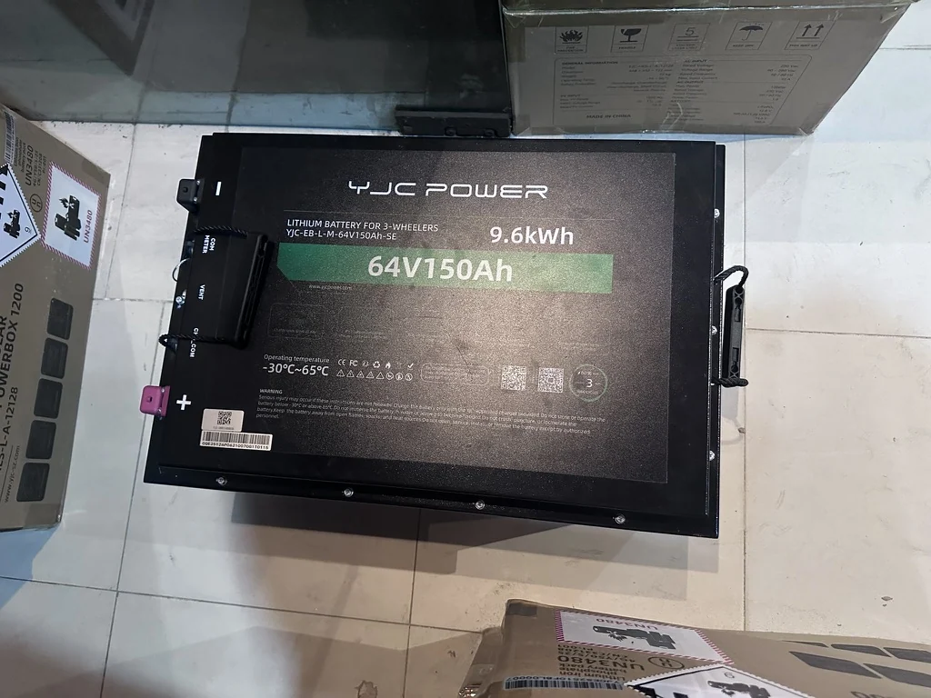 64 V 150 Ah তিন চাকার ব্যাটারি প্যাকের ওপরের দৃশ্য