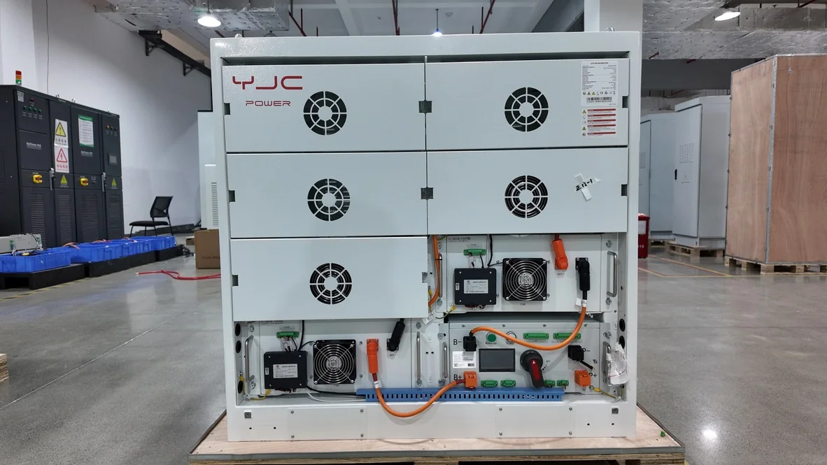 র্যাক মডিউল, BMS ও কন্ট্রোল দেখা যাচ্ছে এমন YJC Power হাই-ভোল্টেজ C&I ব্যাটারি ক্যাবিনেট