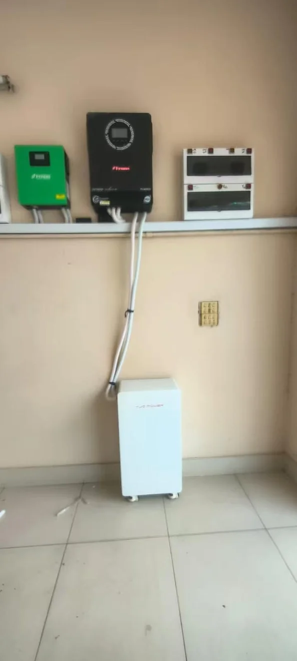 দোকানে হাইব্রিড ইনভার্টারের নিচে YJC-LV16 ক্যাবিনেট