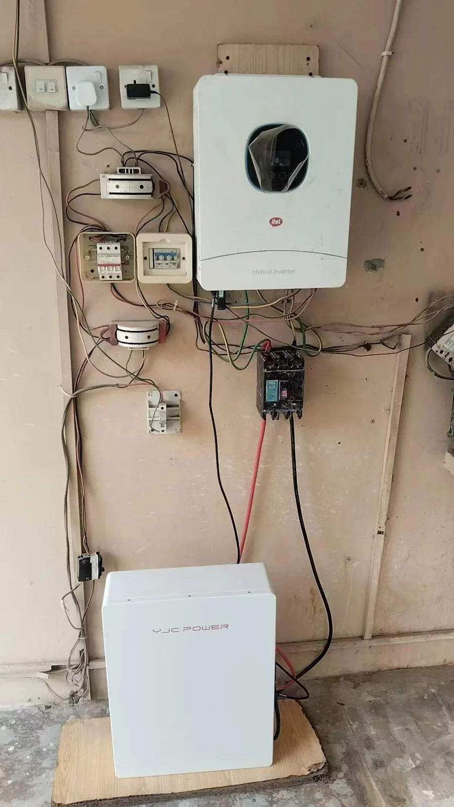 হাইব্রিড ইনভার্টারসহ YJC-LV5 5.12 kWh ওয়াল ব্যাটারি, বাড়িতে ইনস্টলেশন