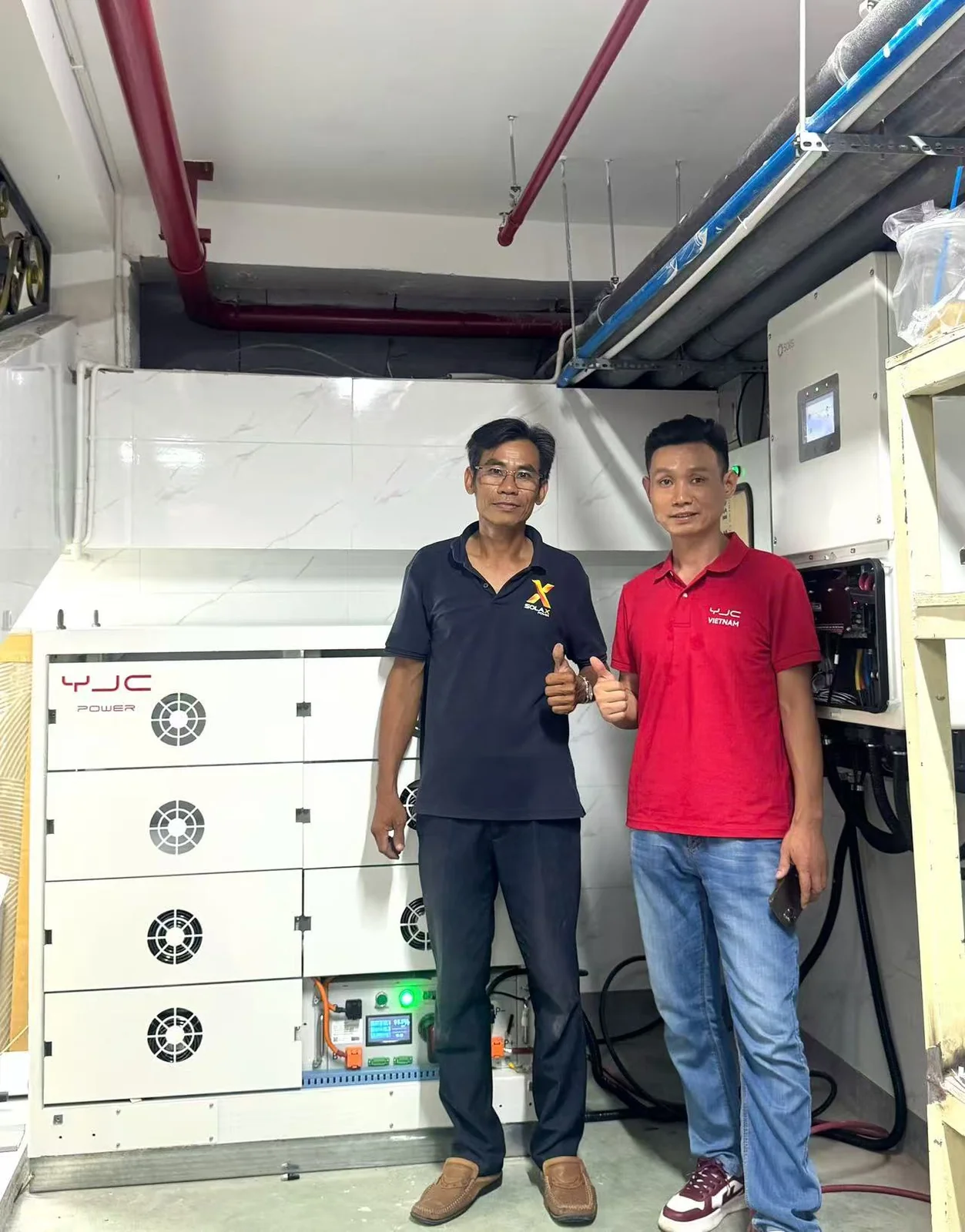 ইঞ্জিনিয়ারদের উপস্থিতিতে সাইটে কমিশন করা 64 kWh হাই-ভোল্টেজ YJC ব্যাটারি স্ট্যাক